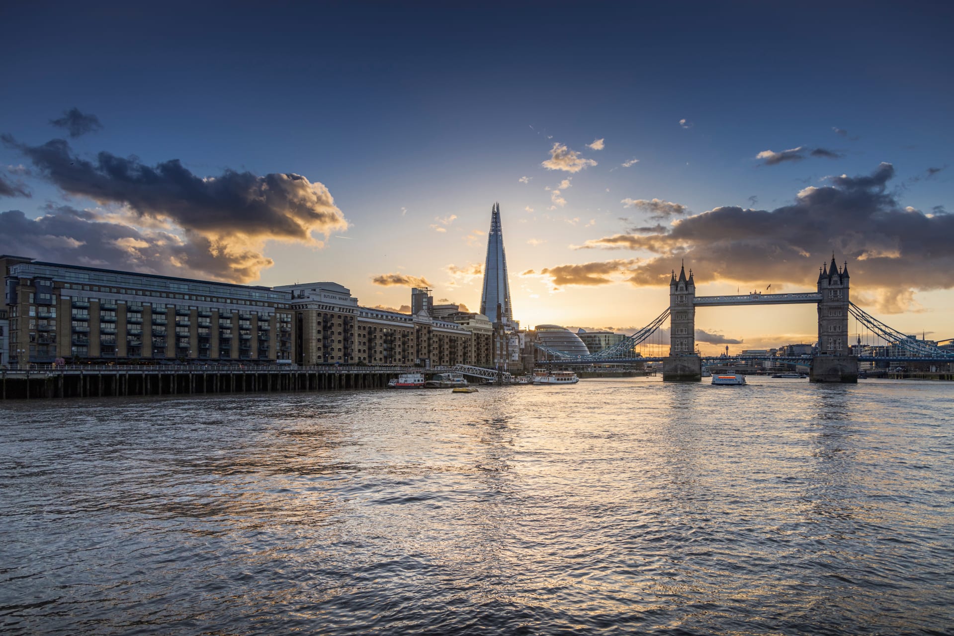 Weitwinkelaufnahme The Shard und Tower Bridge