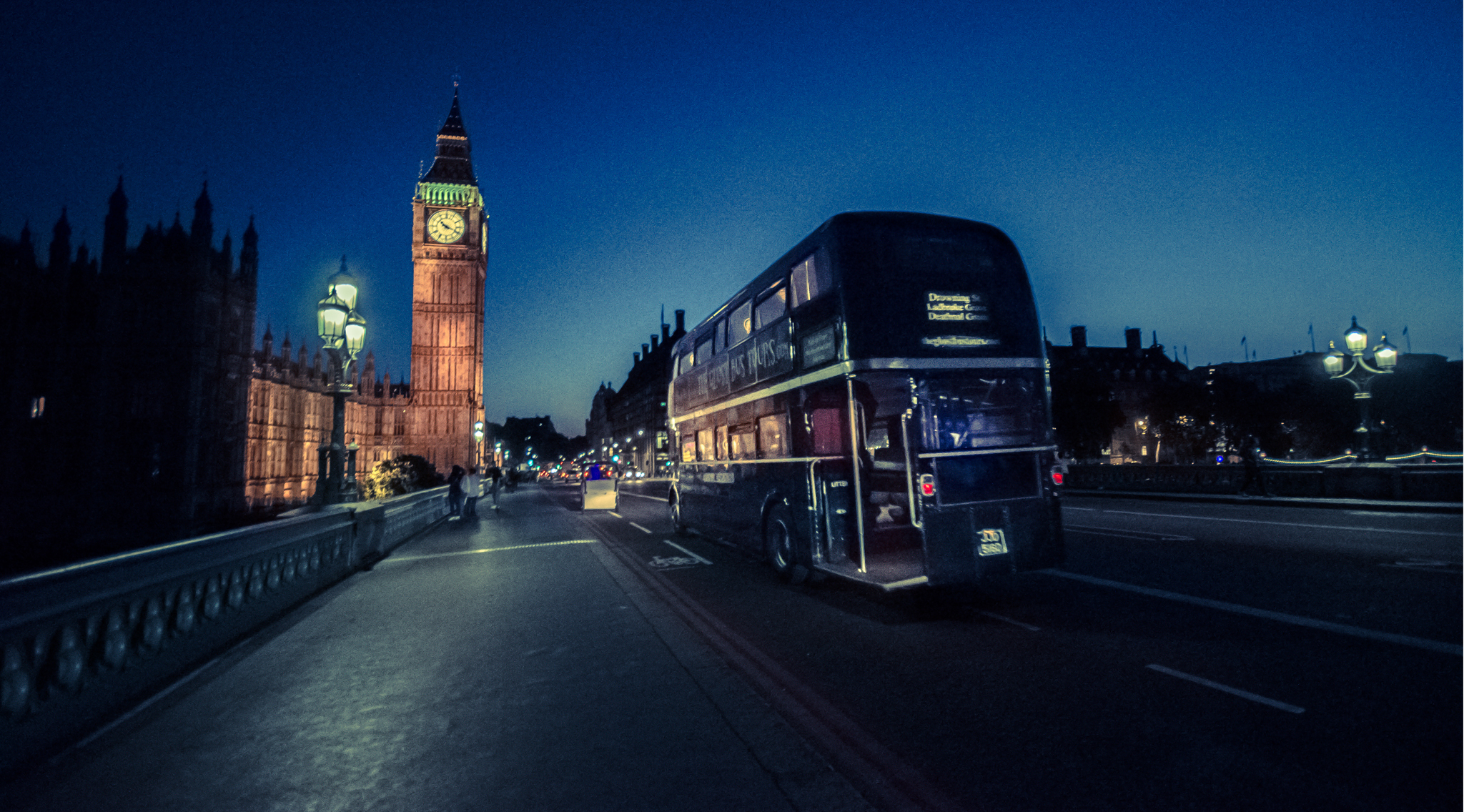 Schwarzer Ghost Bus bei Nacht vor Big Ben und den Houses of Parliament in London