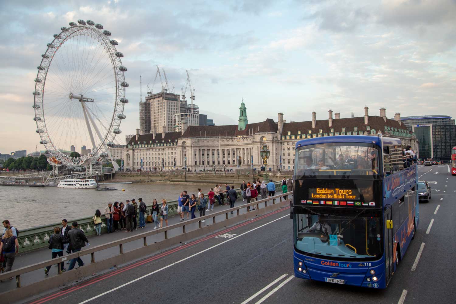 London bei Nacht im offenen Sightseeing-Bus