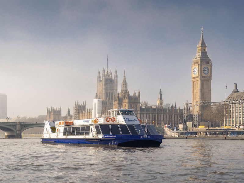 Fähre mit Parlament und Big Ben