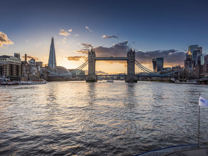 Blick von der Themse auf die Tower Bridge und The Shard bei Sonnenuntergang in London