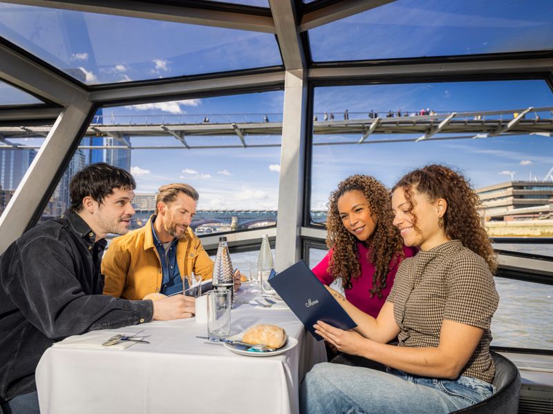 Gäste wählen ihr Menü während einer Lunch Cruise auf der Themse mit Blick auf London