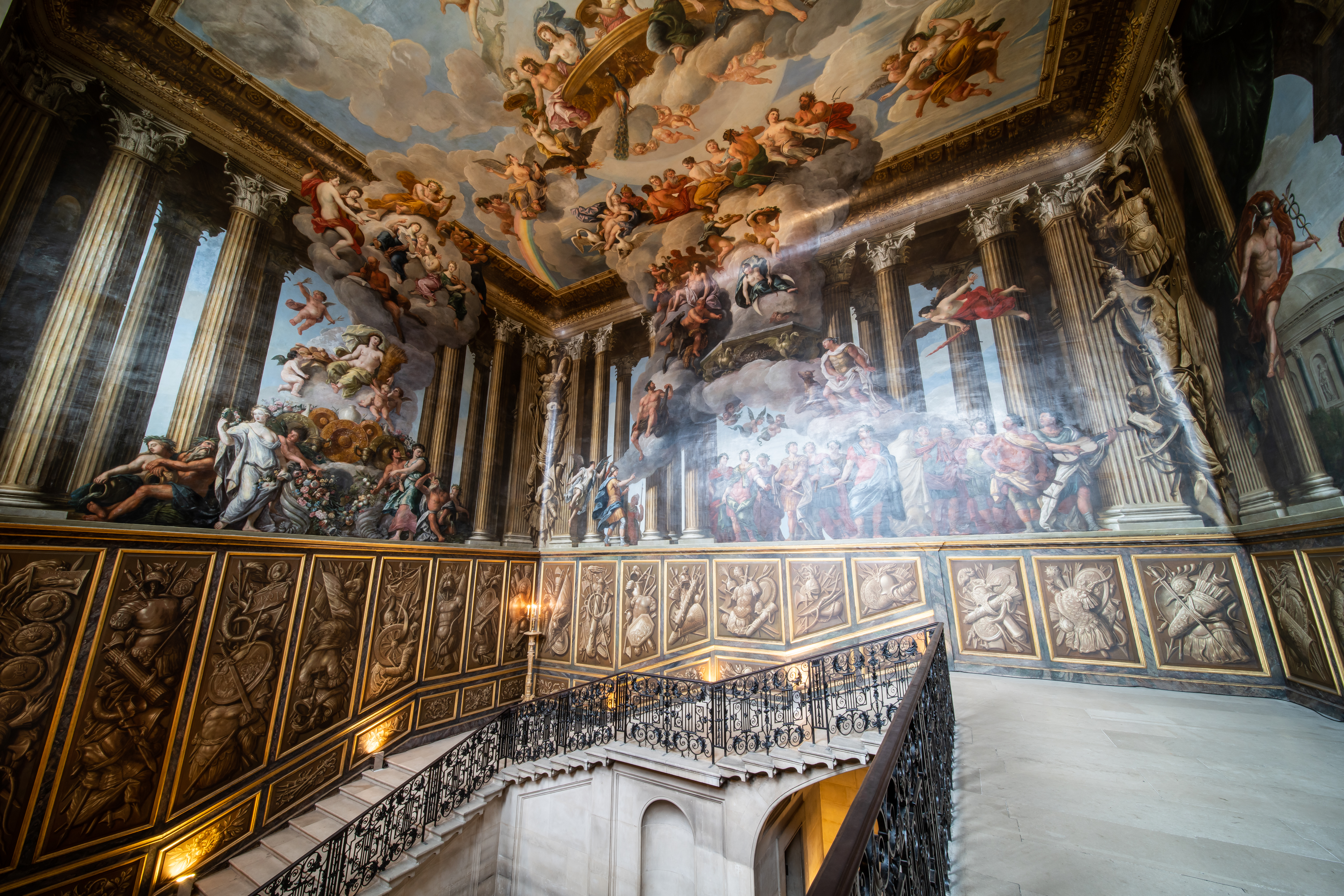 Innenansicht Treppe mit bemalter Wand und Decke in London