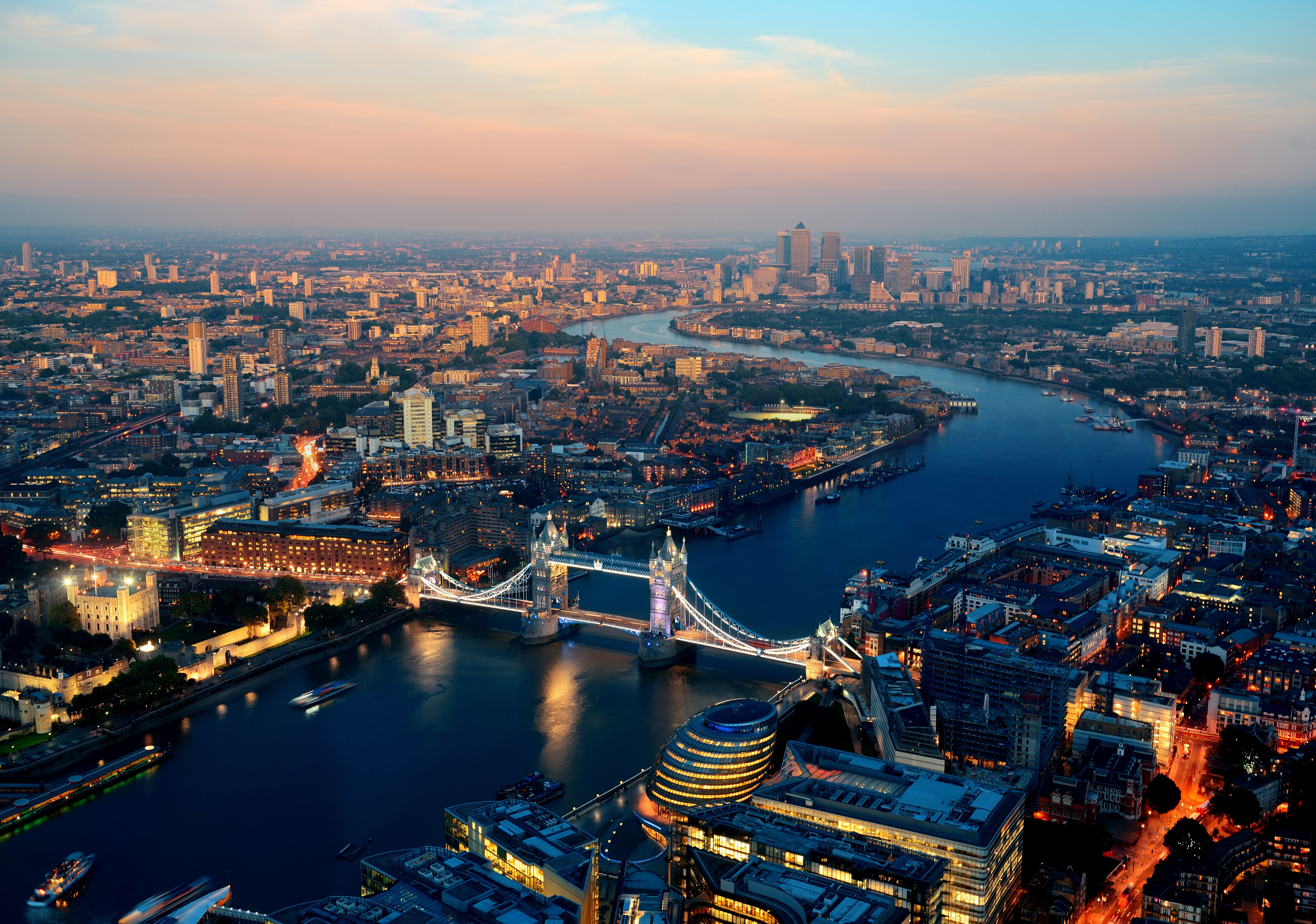 London bei Nacht im offenen Sightseeing-Bus