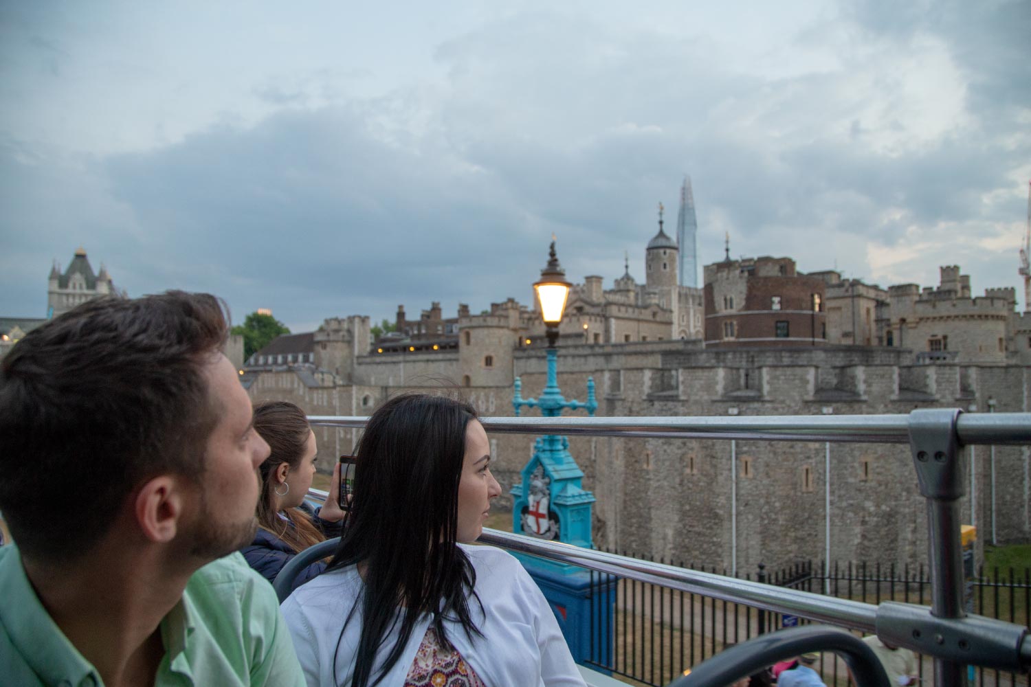 London bei Nacht im offenen Sightseeing-Bus