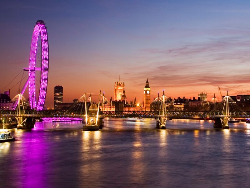 Christmas Dinner Cruise auf der Themse mit Blick auf die Tower Bridge
