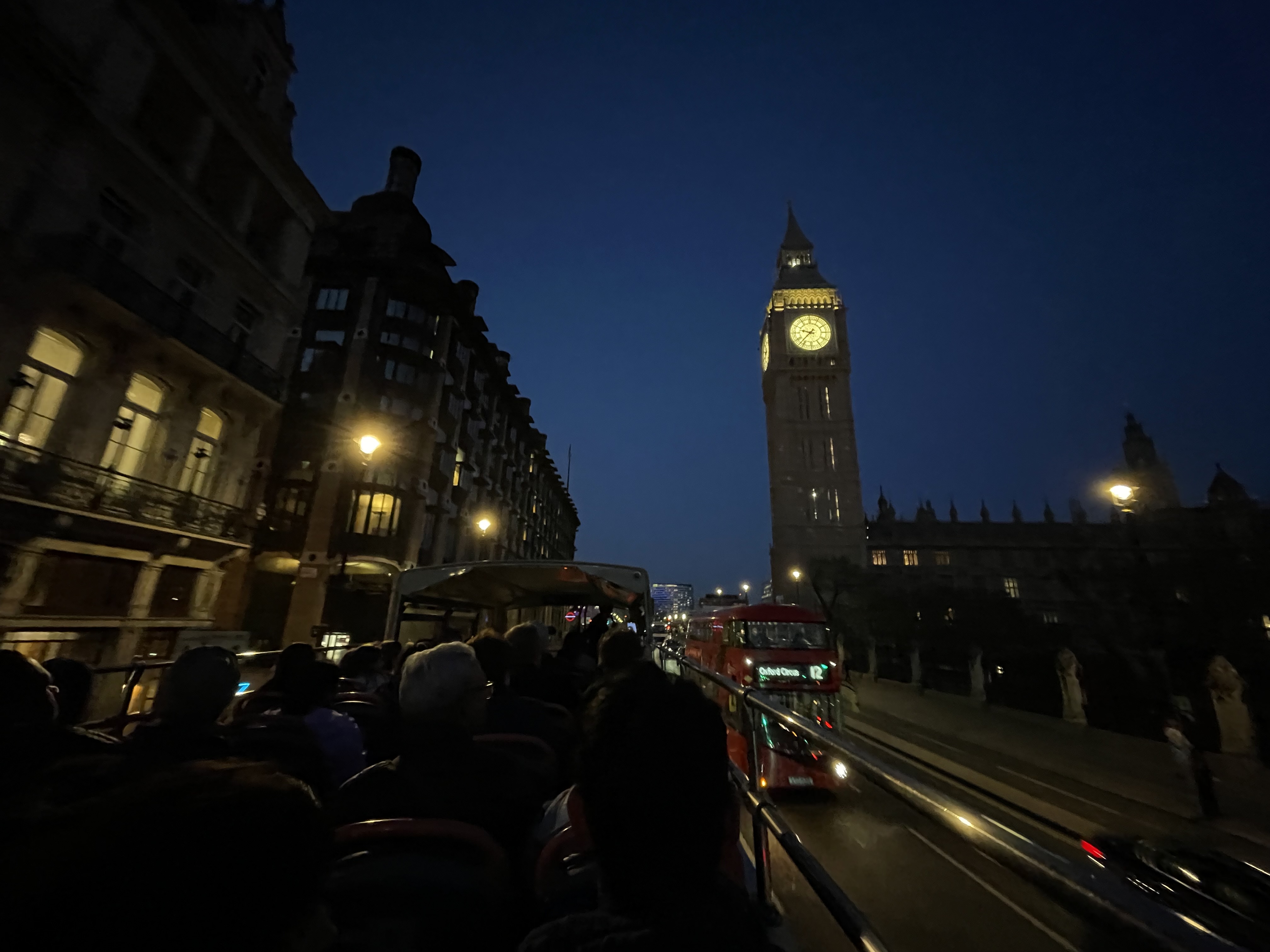 London bei Nacht im offenen Sightseeing-Bus