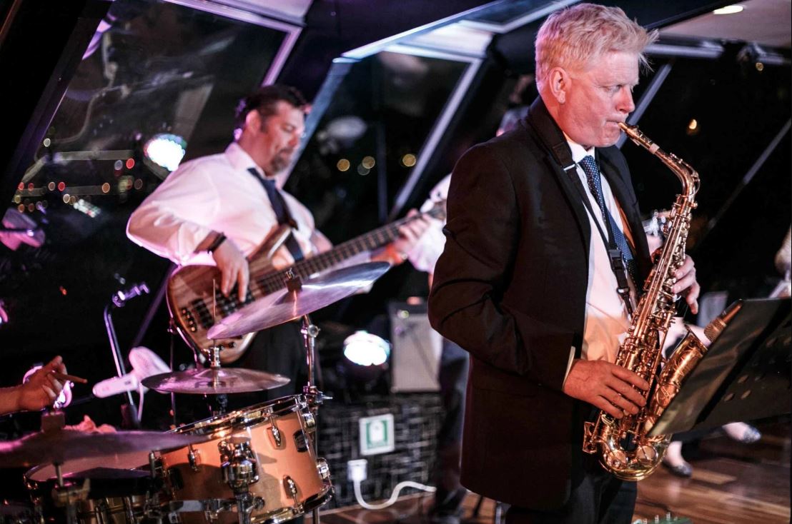 Band spielt auf Bühne seitliche Ansicht von zwei Männern in London