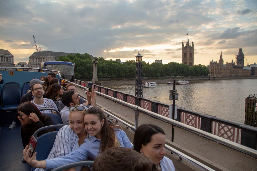 London bei Nacht im offenen Sightseeing-Bus