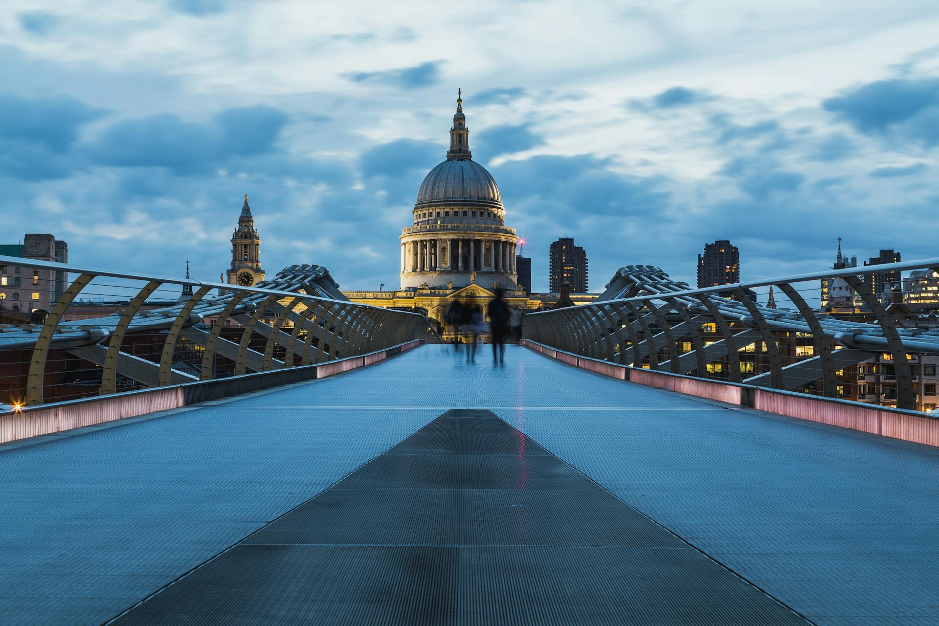 Ansicht St. Pauls Cathedral frontal von Brücke aus