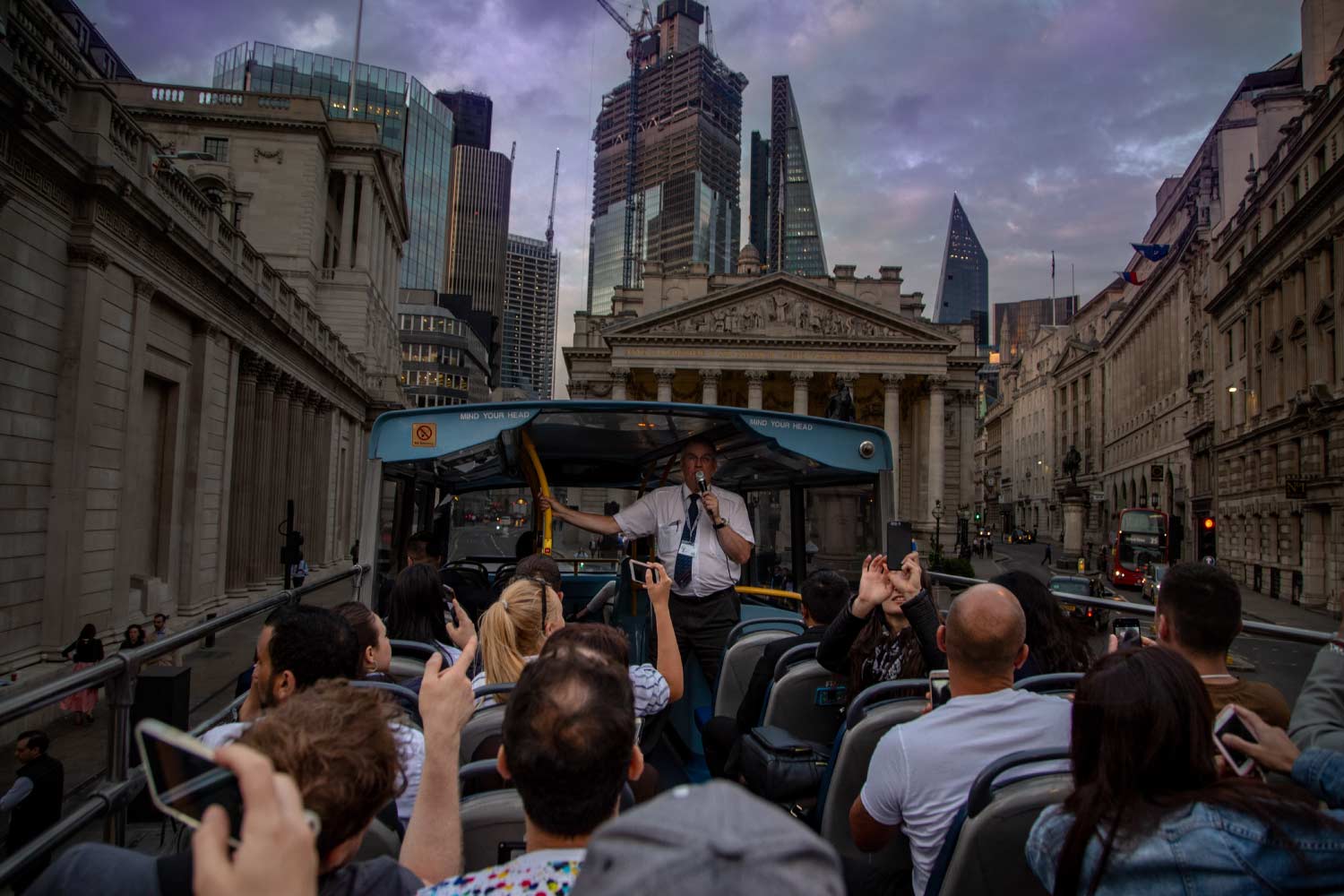 London bei Nacht im offenen Sightseeing-Bus