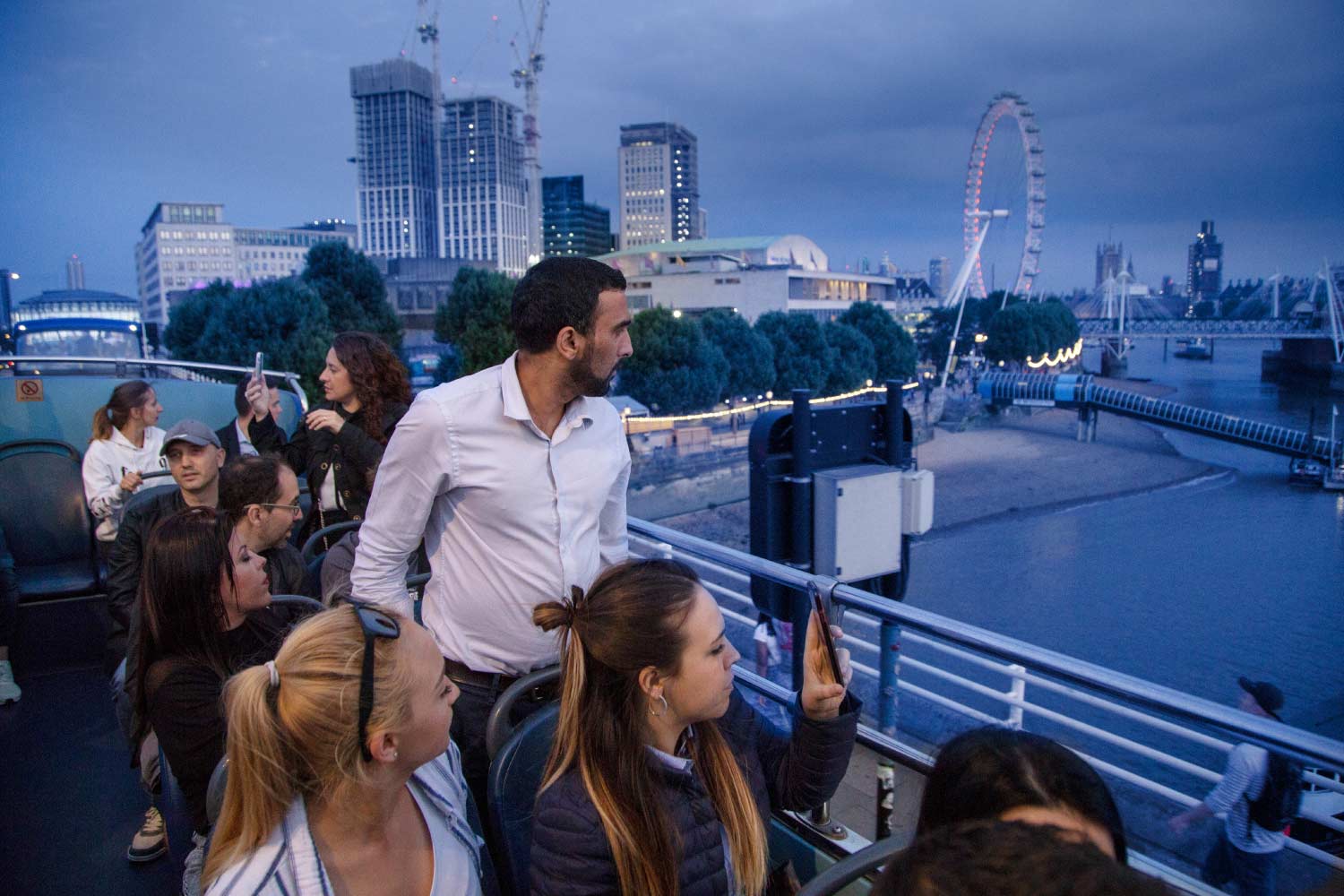 London bei Nacht im offenen Sightseeing-Bus