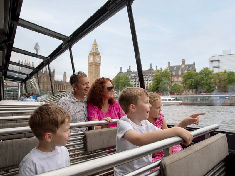 Familie mit drei Kindern und Big Ben im Hintergrund
