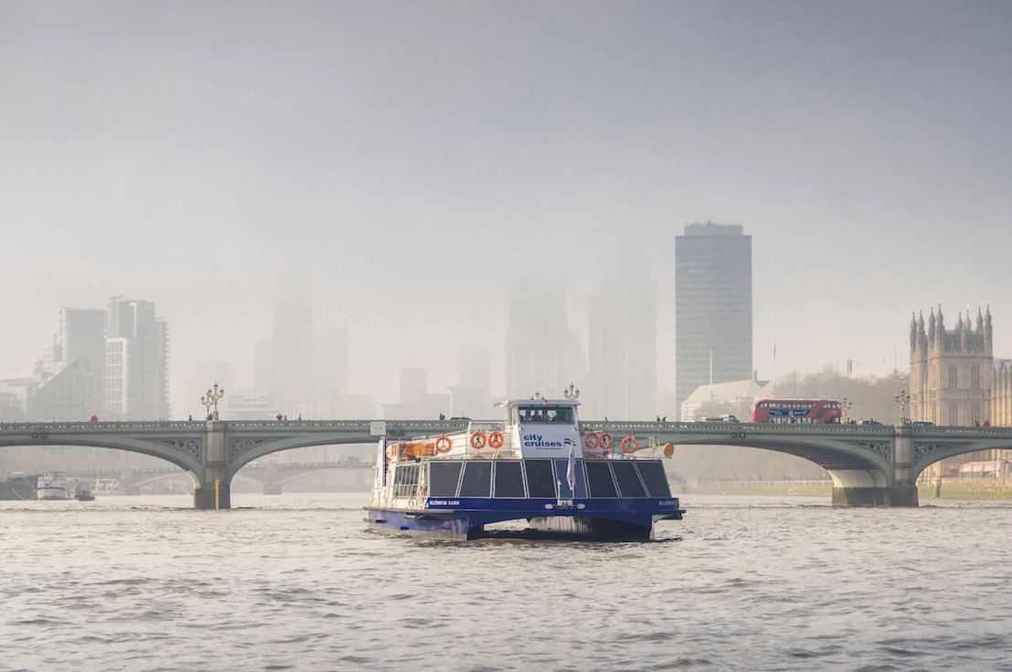 Fähre mit London Bridge und Skyline im Hintergrund