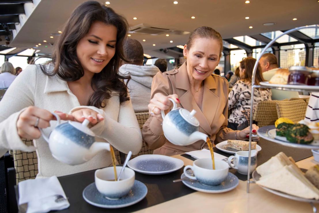 Frauen schenken sich Tee ein in London