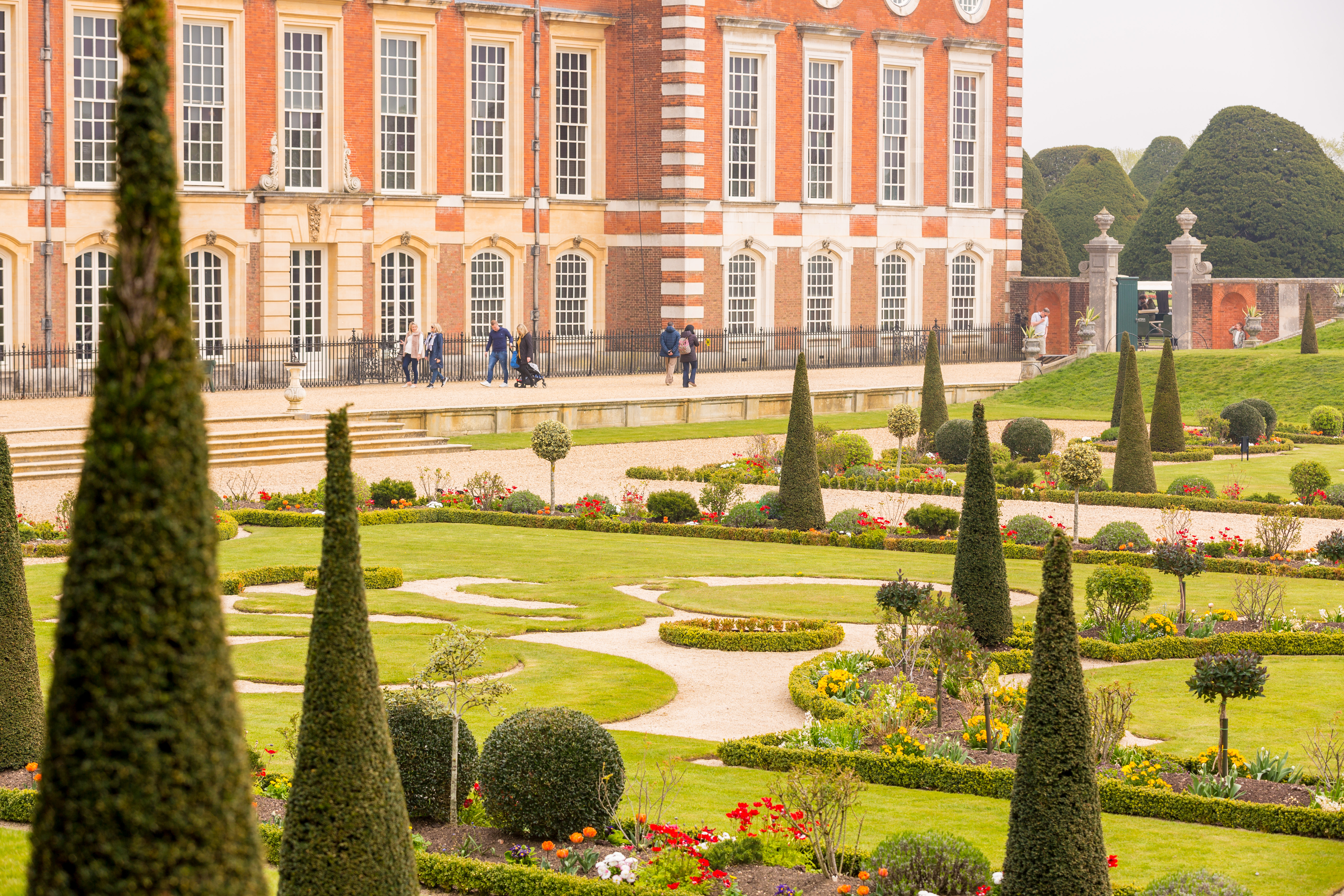 Garten mit Hampton Court im Hintergrund