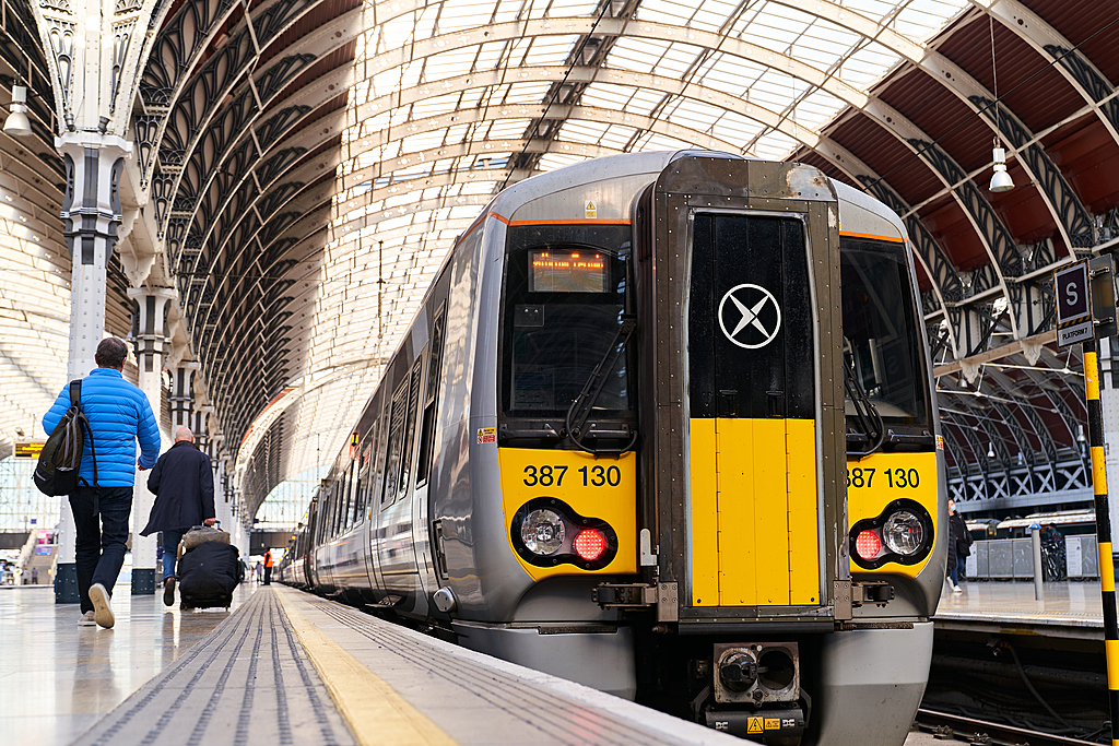 Haltender Heathrow Express Zug am Bahngleis