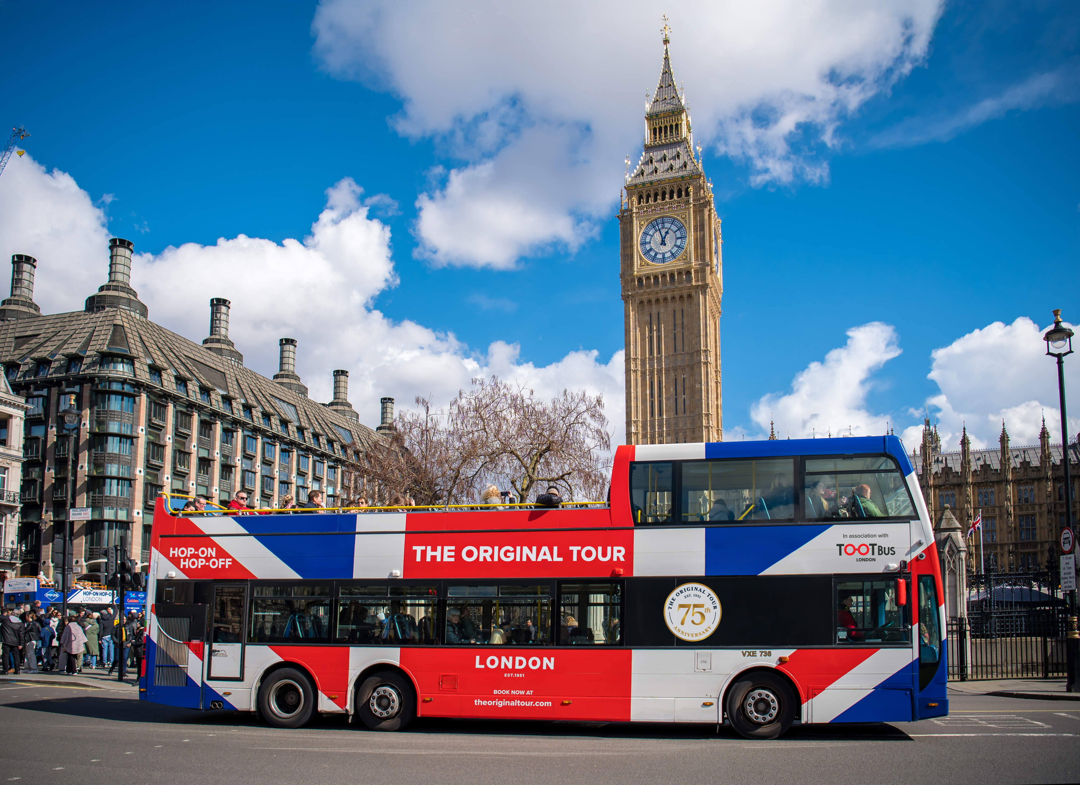 Doppeldeckerbus seitliche Ansicht vor Big Ben