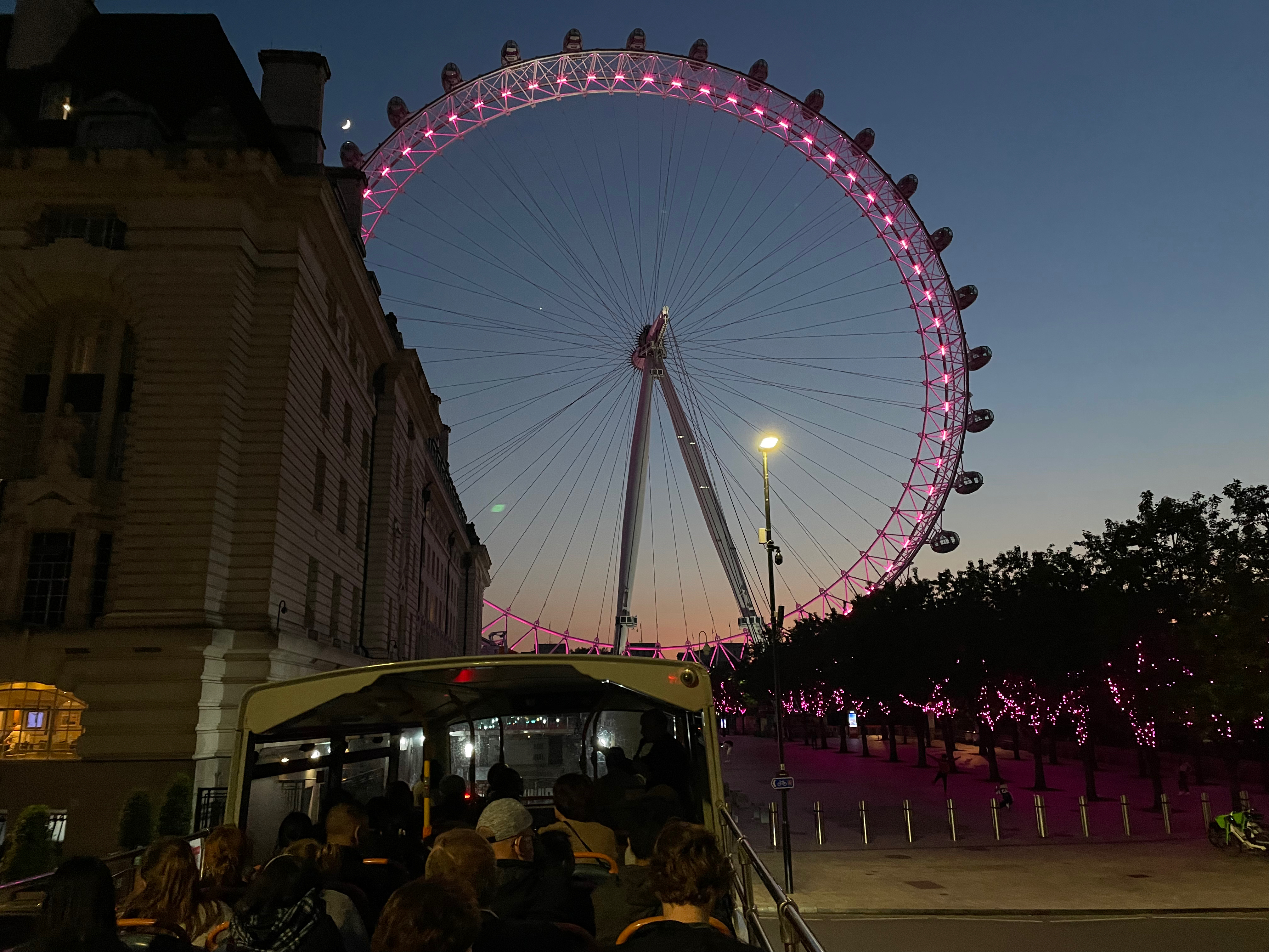 London bei Nacht im offenen Sightseeing-Bus