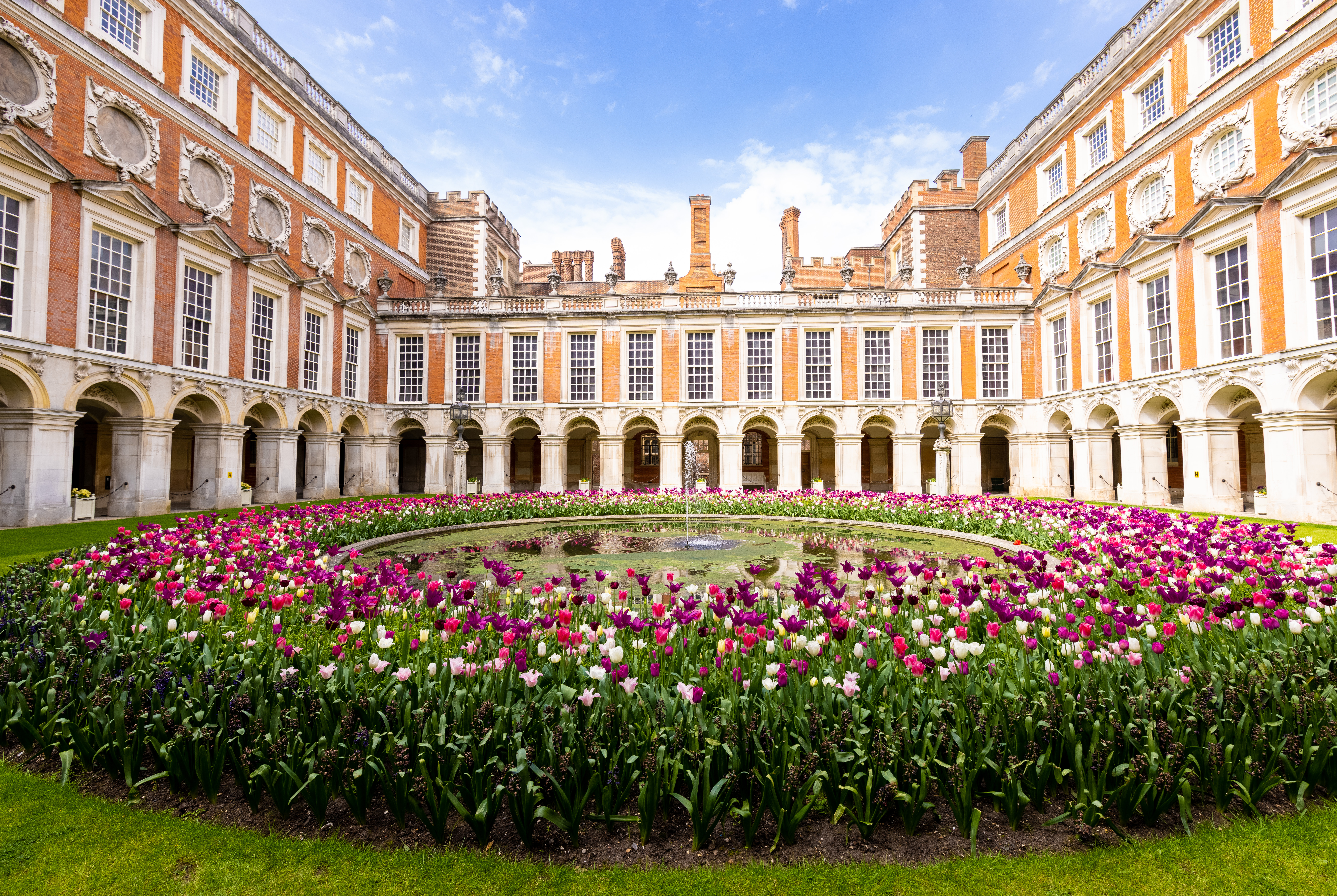 Blumenbeet kreisrund angelegt umgeben von Palastgemäuer in London