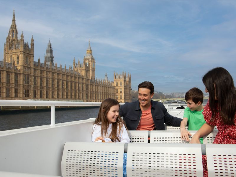 Familie mit Kindern auf Boot mit Big Ben im Hintergrund in London