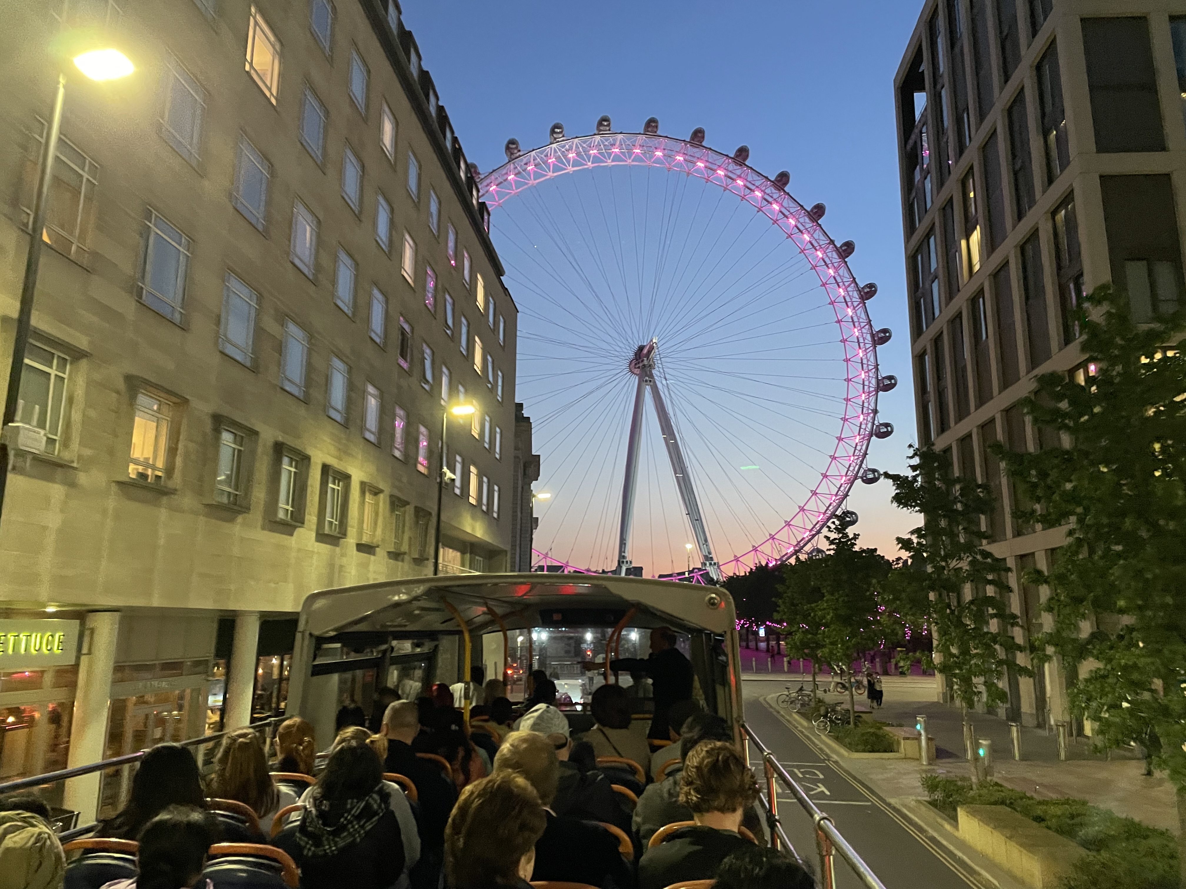 London bei Nacht im offenen Sightseeing-Bus