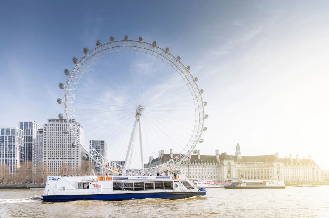 Fähre vor London Eye