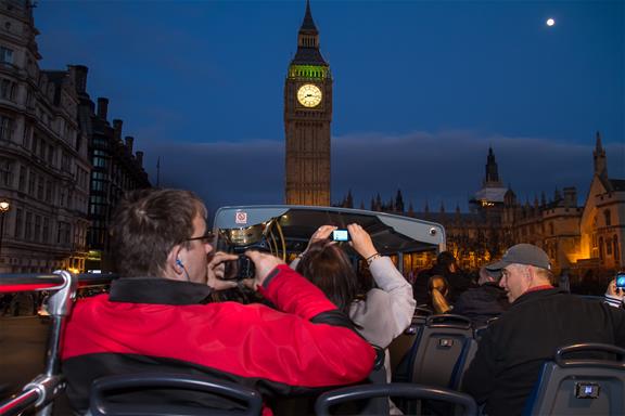 London bei Nacht im offenen Sightseeing-Bus